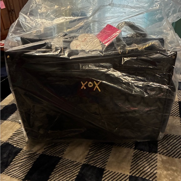 Betsy Johnson Xojaney Large Heart Quilted Tote Chain Detail and Matching Pouch - Picture 7 of 12